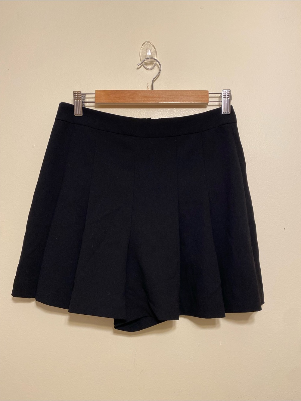 Alice + Olivia Black Pleated Skort. Size 6